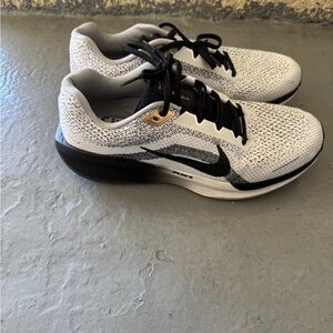 Nike Men's White and Black Sneakers